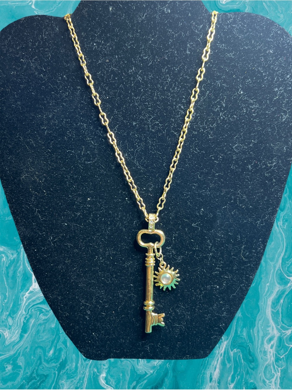 Avon Smithsonian Institute Key To The Castle Gold Tone Necklace 32”